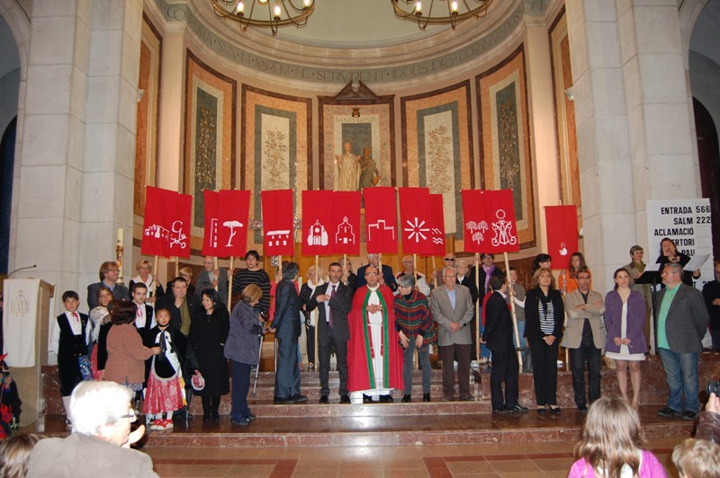 Entrada a l'església i ofrena de roses