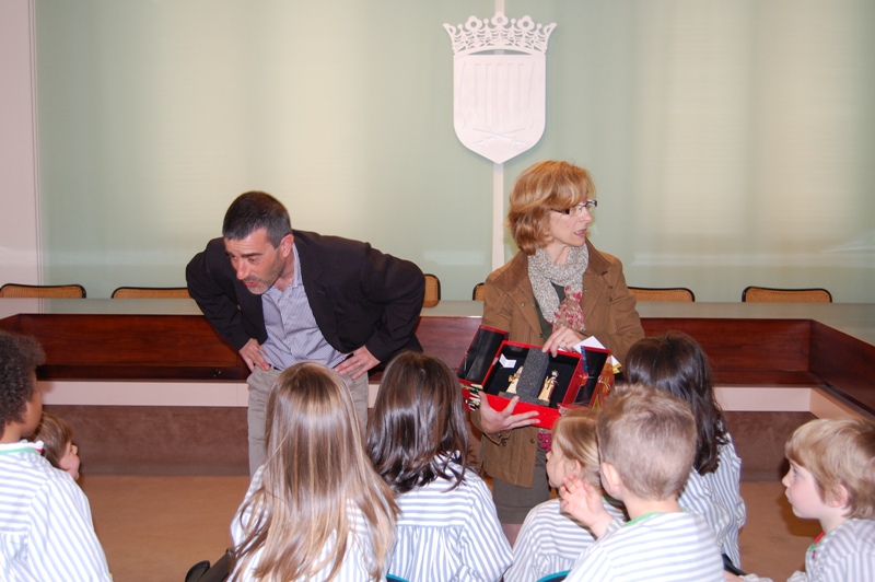 Els alumnes de P4 de Sant Jordi regalen el Guernica a l'alcalde