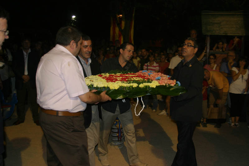 Ofrena floral de l'alcalde i els caps dels grups polítics en nom del poble de Vilassar