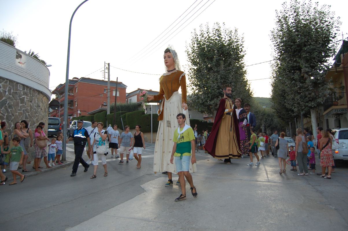 cercavila d'inici de la Festa Major amb els gegants