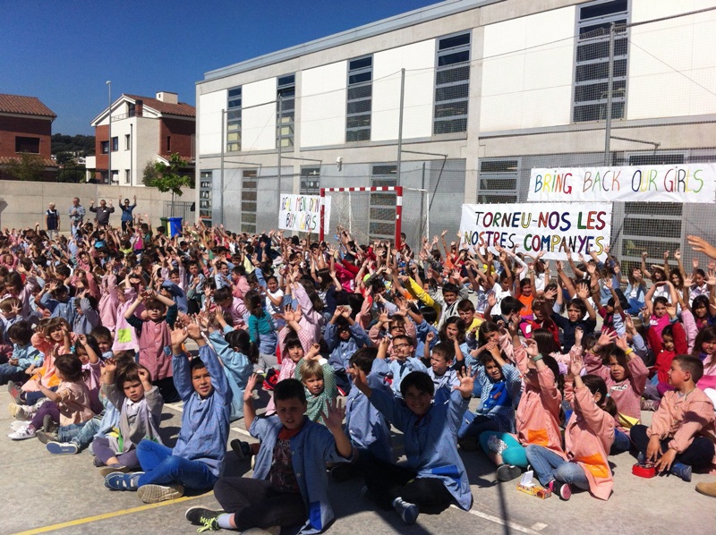 CEIP Francesc Macià al costat de les nenes de Nigèria