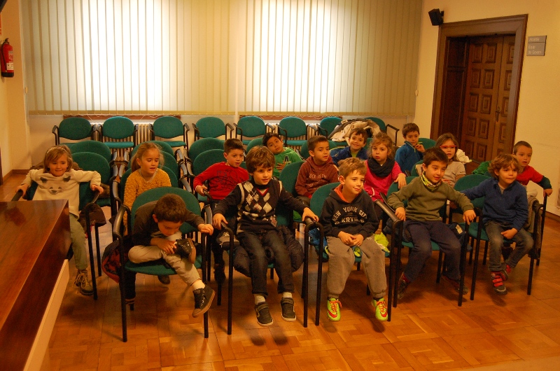 Els nens i nenes de P5 de l'IE Sant Jordi visiten l'Ajuntament