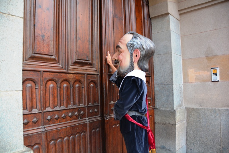 En Salvador Riera truca a la porta de l'ajuntament