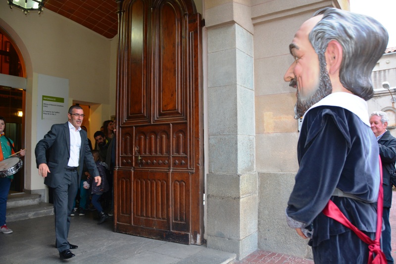 En Salvador Riera truca a la porta de l'ajuntament