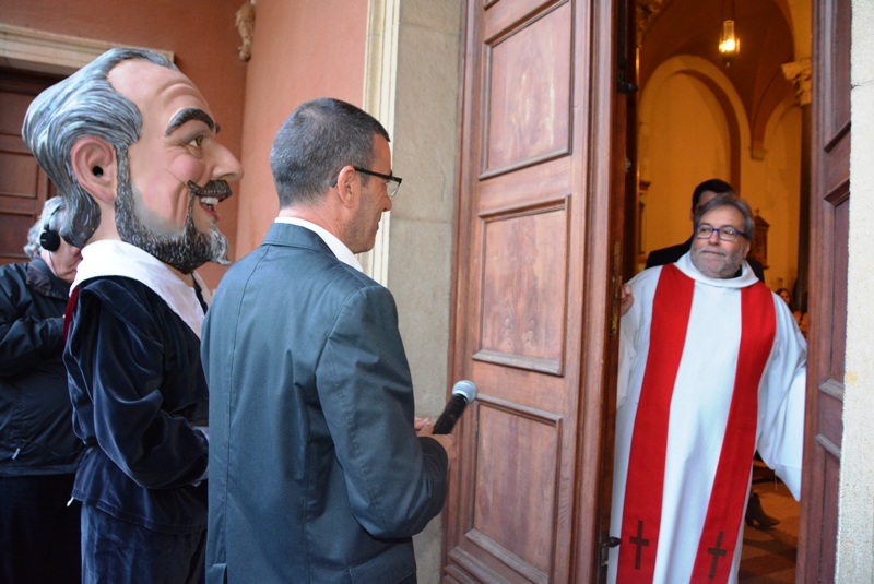 En Salvador Riera truca a la porta de l'església