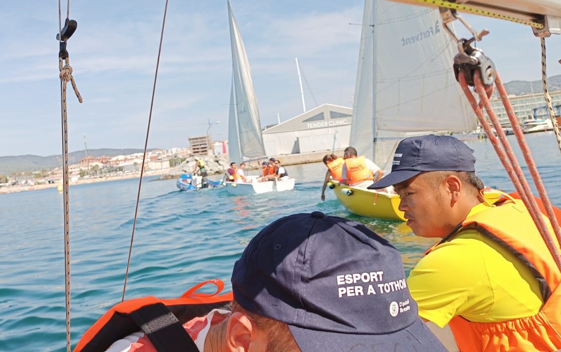 La Fundació Catalònia Creactiva gaudeix d'una jornada de vela adaptada gràcies a la Diputació i l'Ajuntament