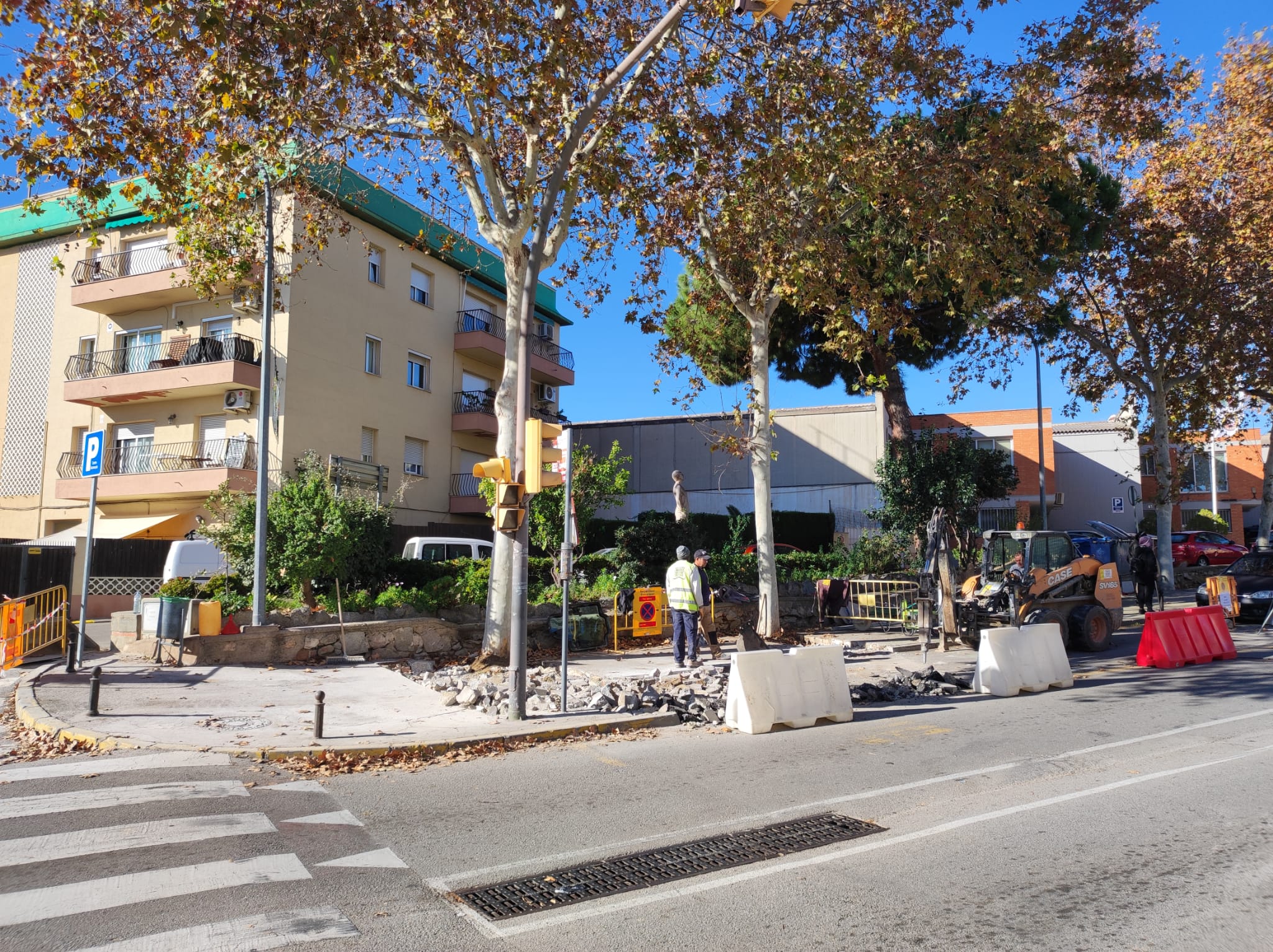 Comencen els treballs per la instal·lació d??una marquesina a la parada del bus del barri del Pi 