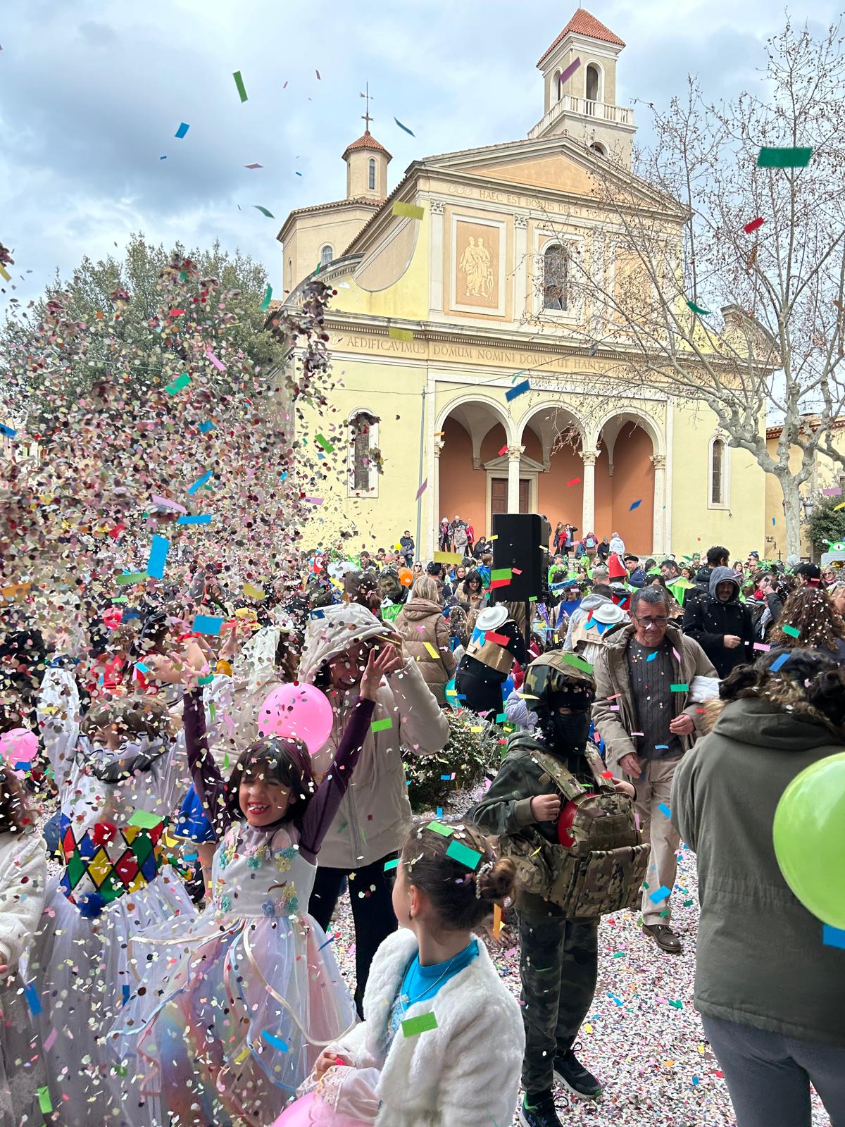 El Carnaval omple els carrers de Vilassar de disfresses